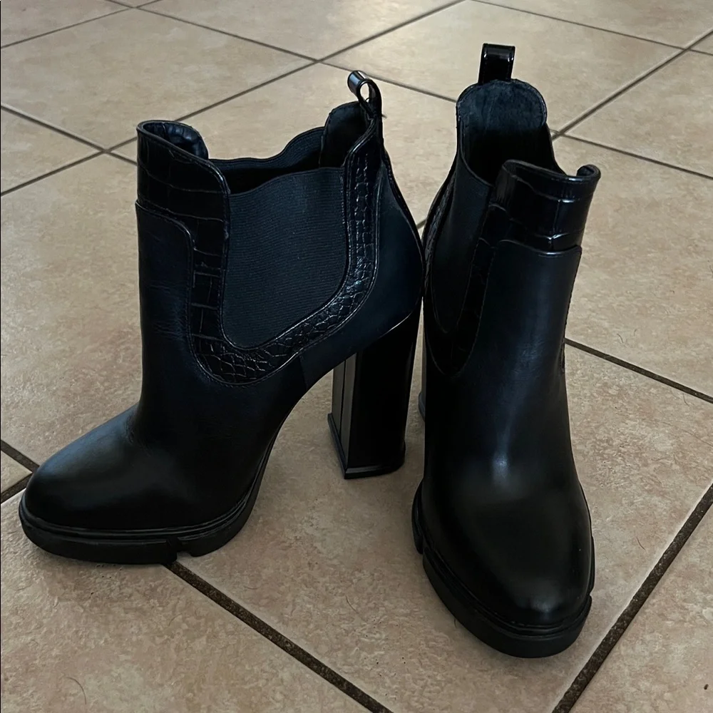 Like New! GB Gianni Bini Black Heeled Ankle Boots - Picture 2 of 9